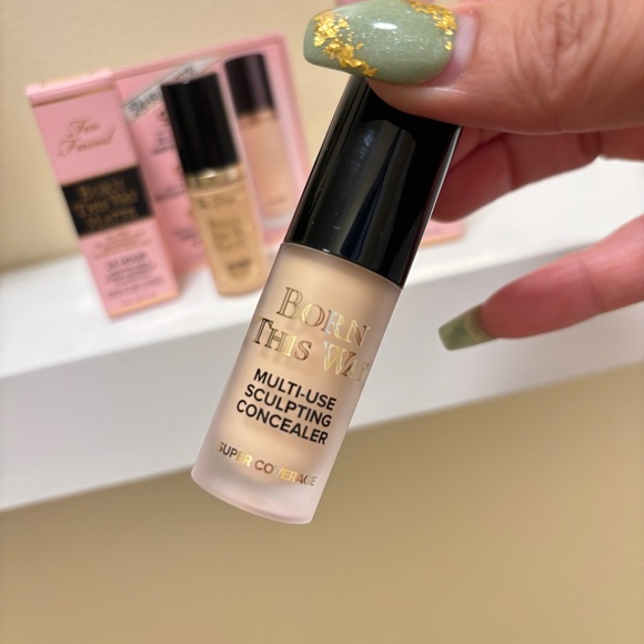 Too faced born this way  foundation - snow 5 ml, super coverage 3.5 ml - Picture 4 of 7